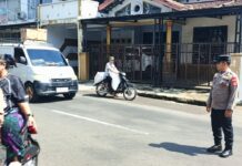 Anggota Pos PAM Ciawigebang Ops Ketupat Lodaya 2026 Hadir di Tengah Masyarakat, Amankan Arus Lalin di Alun-Alun Desa Ciawigebang