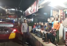 Patroli Malam Hari Bhabinkamtibmas Desa Kadurama, Cegah Perang Sarung Saat Ramadhan 1447 H