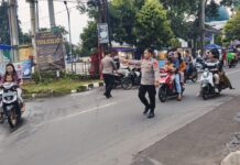 Pasca Idul Fitri, Personel Pos PAM Ciawigebang Ops Ketupat Lodaya 2026 Siaga di Simpang Tiga Alun-Alun Ciawigebang