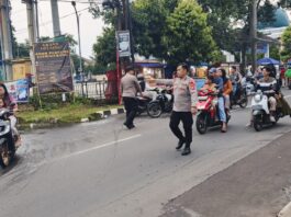 Pasca Idul Fitri, Personel Pos PAM Ciawigebang Ops Ketupat Lodaya 2026 Siaga di Simpang Tiga Alun-Alun Ciawigebang