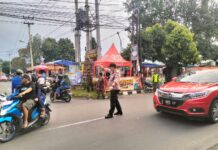 Antisipasi Kepadatan, Anggota Pos PAM Ciawigebang Ops Ketupat Lodaya 2026 Polres Kuningan Lakukan Pengaturan Lalu Lintas Saat Ngabuburit Ramadhan 1447 H
