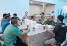 Momentum Ramadhan, Bhabinkamtibmas Desa Kapandayan Jalin Kebersamaan dengan Perangkat Desa Lewat Bukber