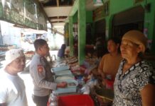 Personel Polsek Ciwaru Cek Ketersediaan Bahan Pokok Selama Ramadan