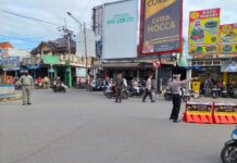 Petugas Gabungan Pos PAM Ciawigebang Ops Ketupat Lodaya 2026 Polres Kuningan Lakukan Pengamanan dan Pengaturan Lalu Lintas di Pasar Ciputat