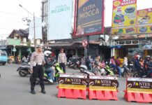 Wujudkan Kamseltibcarlantas, Petugas Gabungan Pos PAM Ciawigebang Ops Ketupat Lodaya 2026 Polres Kuningan Tertibkan Arus Lalin di Pasar Ciputat