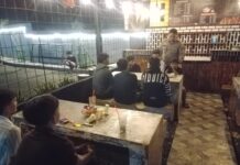 Patroli Malam Hari, Bhabinkamtibmas Polsek Ciawigebang Ajak Remaja di Alam Asri Cafe Jaga Kamtibmas Jelang Idul Fitri 1447 H