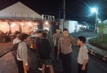 Patroli Malam Hari Bhabinkamtibmas Polsek Ciawigebang Sambangi Remaja, Sampaikan Himbauan Kamtibmas Jaga Kondusifitas Jelang Idul Fitri 1447 H