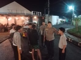 Patroli Malam Hari Bhabinkamtibmas Polsek Ciawigebang Sambangi Remaja, Sampaikan Himbauan Kamtibmas Jaga Kondusifitas Jelang Idul Fitri 1447 H
