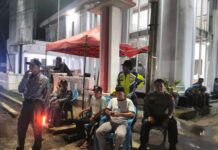 Sinergitas Bhabinkamtibmas Kapandayan dan Linmas Jaga Kondusifitas Malam Takbiran Idul Fitri 1447 H