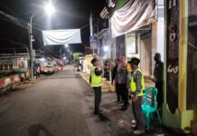 Ciptakan Kondisi Kondusif, Bhabinkamtibmas Pamulihan Bersama Linmas Amankan Malam Takbiran Idul Fitri 1447 H