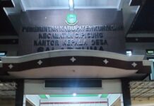 Patroli KRYD Malam Takbiran Idul Fitri 1447 H, Bhabinkamtibmas Polsek Ciawigebang Sambangi Warga Salareuma