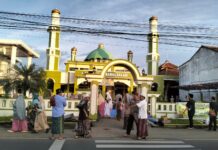 Bhabinkamtibmas Desa Kapandayan Laksanakan Pengamanan dan Shalat Idul Fitri Bersama Warga