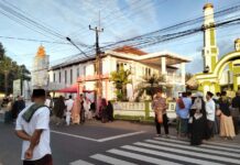 Bhabinkamtibmas Desa Kapandayan Amankan dan Ikuti Shalat Idul Fitri Bersama Warga