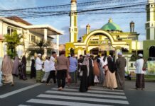 Jaga Kamtibmas, Bhabinkamtibmas Kapandayan Amankan Pelaksanaan Shalat Idul Fitri