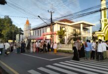 Bhabinkamtibmas Kapandayan Laksanakan Pengamanan Sekaligus Shalat Idul Fitri