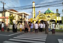 Wujud Pelayanan Polri, Bhabinkamtibmas Kapandayan Amankan Shalat Idul Fitri
