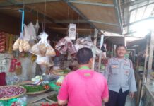 Personel Polsek Ciwaru Monitoring Harga Sembako di Pasar Tradisional