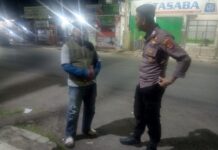 Wujudkan Kamtibmas Kondusif Pasca Idul Fitri 1447 H, Anggota Polsek Ciawigebang Sambangi Warga Ciputat Saat Patroli Dialogis Malam Hari