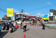 Optimalkan Kamseltibcarlantas di Pusat Keramaian, Personel Pos Pam Pasar Ciawigebang Siaga Berikan Pelayanan Humanis