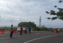 Kawal Jalur Wisata Waduk Darma, Personel Polsek Darma Pastikan Kamseltibcarlantas Tetap Kondusif