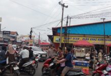 Pasca Idul Fitri 1447 H, Personel Pos PAM Ciawigebang Ops Ketupat Lodaya 2026 Intensifkan Pengaturan Lalin di Pasar Desa Ciputat