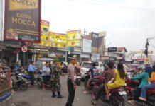 Antisipasi Kepadatan, Sinergitas Polisi dan TNI Siaga Pasca Idul Fitri 1447 H di Pasar Desa Ciputat