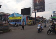 Personel Pos PAM Ciawigebang Ops Ketupat Lodaya 2026 Intensifkan Pengamanan Arus Lalu Lintas di Pasar Desa Ciputat Pasca Idul Fitri 1447 H