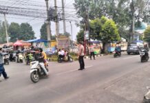 Personel Pos PAM Ciawigebang Ops Ketupat Lodaya 2026 Lakukan Pengamanan Arus Balik Pasca Idul Fitri 1447 H di Persimpangan Alun-Alun Desa Ciawigebang