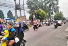 Personel Pos PAM Ciawigebang Ops Ketupat Lodaya 2026 Atur Lalu Lintas, Antisipasi Arus Balik Pasca Idul Fitri 1447 H di Persimpangan Alun-Alun Desa Ciawigebang