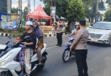 Personel Pos PAM Ciawigebang Ops Ketupat Lodaya 2026 Laksanakan Gatur Lalin Arus Balik Pasca Idul Fitri 1447 H di Persimpangan Alun-Alun Desa Ciawigebang
