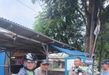 Aksi Sigap Anggota satlantas Polres Kuningan, Urai Macet Bantu Ibu Hendak Melahirkan