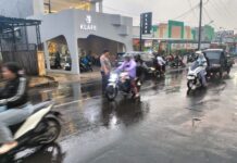 Personel Pos PAM Ciawigebang Ops Ketupat Lodaya 2026 Laksanakan Pengaturan Lalu Lintas Antisipasi Arus Balik Lebaran di Jalan Siliwangi