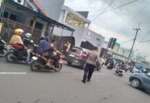 Pengamanan Arus Balik Lebaran, Personel Pos PAM Ciawigebang Ops Ketupat Lodaya 2026 Atur Lalu Lintas di Jalan Siliwangi
