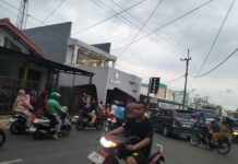 Antisipasi Arus Balik Lebaran, Personel Pos PAM Ciawigebang Ops Ketupat Lodaya 2026 Lakukan Pengaturan Lalu Lintas di Jalan Siliwangi