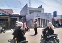 Anggota Pos PAM Ciawigebang Ops Ketupat Lodaya 2026 Atur Lalu Lintas di Jalan Raya Siliwangi, Arus Balik Lebaran 2026 Terpantau Lancar