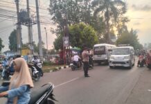 Anggota Pos PAM Ciawigebang Ops Ketupat Lodaya 2026 Siaga Atur Arus Balik Lebaran 2026 di Jalan Siliwangi