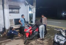 Patroli Malam Hari Pasca Ops Ketupat Lodaya 2026, Bhabinkamtibmas Polsek Ciawigebang Sambangi Warga Desa Kapandayan