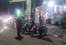 Bhabinkamtibmas Polsek Ciawigebang Patroli Malam Hari Pasca Ops Ketupat Lodaya 2026, Sambangi Pangkalan Ojek Terminal Ciawigebang