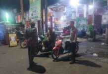 Cipta Kondisi Pasca Ops Ketupat Lodaya 2026, Bhabinkamtibmas Polsek Ciawigebang Sambangi Tukang Ojek di Terminal Ciawigebang Saat Patroli Malam Hari