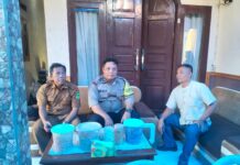 Bhabinkamtibmas Kapandayan Sambangi Warga Binaan Saat Hajatan Khitanan di Dusun Puhun