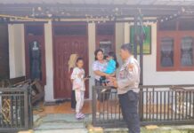 Polsek Ciwaru Giat Sambang Warga, Aiptu Aris Sunandar Sampaikan Pesan Kamtibmas