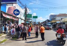 Polsek Ciawigebang Amankan Kegiatan Pembagian Takjil Bhayangkari Cabang Kuningan di Bulan Ramadhan