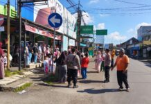 Polsek Ciawigebang Amankan Kegiatan Pembagian Takjil Bhayangkari Cabang Kuningan di Jalan Raya Siliwangi