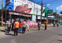 Polsek Ciawigebang Laksanakan Pengamanan Pembagian Takjil Bhayangkari kepada Masyarakat di Jalan Raya Siliwangi