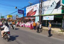 Polsek Ciawigebang Amankan Kegiatan Pembagian Takjil Bhayangkari kepada Masyarakat di Bulan Ramadhan