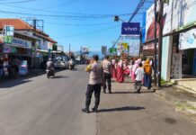 Bhayangkari Cabang Kuningan Berbagi Takjil di Bulan Ramadhan 1447 H, Anggota Polsek Ciawigebang Lakukan Pengamanan