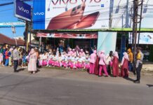 Ciptakan Kegiatan Aman dan Tertib, Anggota Polsek Ciawigebang Amankan Pembagian Takjil Bhayangkari di Jalan Raya Siliwangi Ciawigebang