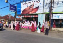 Anggota Polsek Ciawigebang Kawal Pembagian Takjil Bhayangkari di Jalan Raya Siliwangi Ciawigebang