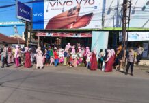 Anggota Polsek Ciawigebang Pastikan Kegiatan Pembagian Takjil Bhayangkari di Jalan Raya Siliwangi Ciawigebang Berlangsung Lancar