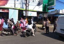 Ciptakan Kegiatan Aman dan Tertib, Anggota Polsek Ciawigebang Amankan Pembagian Takjil di Jalan Raya Siliwangi Ciawigebang